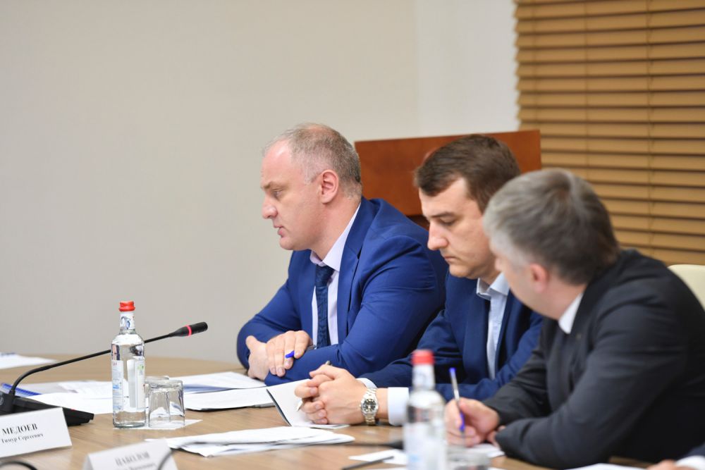 Под председательством Главы республики Вячеслава Битарова состоялось совещание с руководителями организаций инфраструктуры поддержки предпринимательства