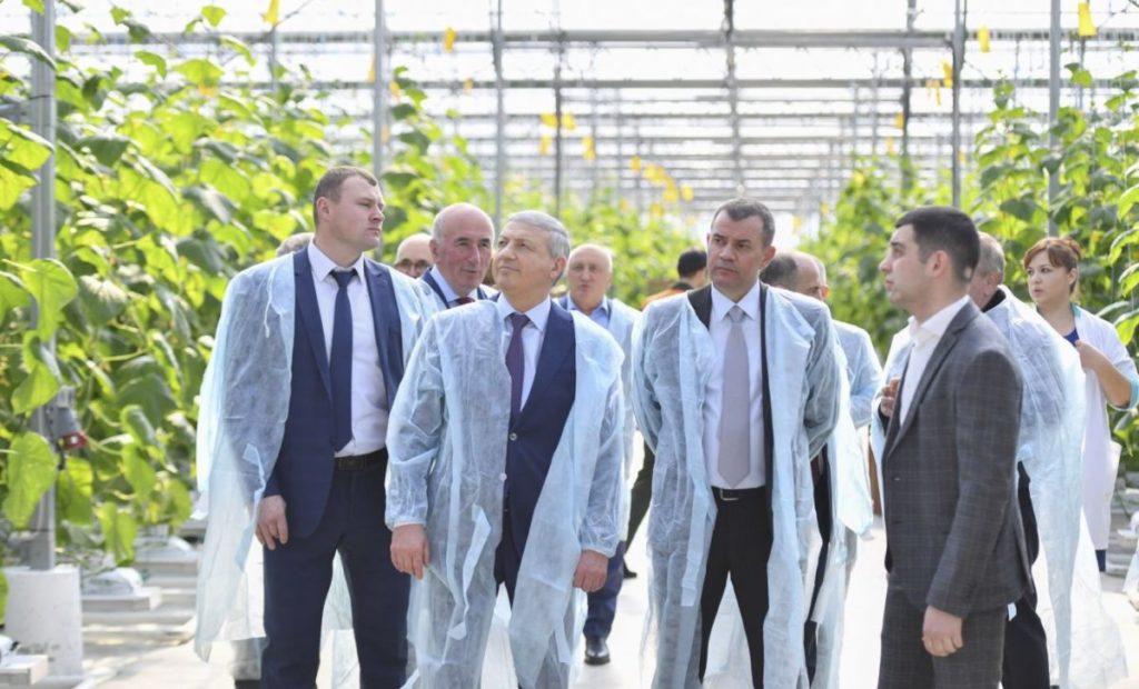 Вячеслав Битаров посетил фруктовый сад компании «Владка» и тепличный комплекс «Экосфера»